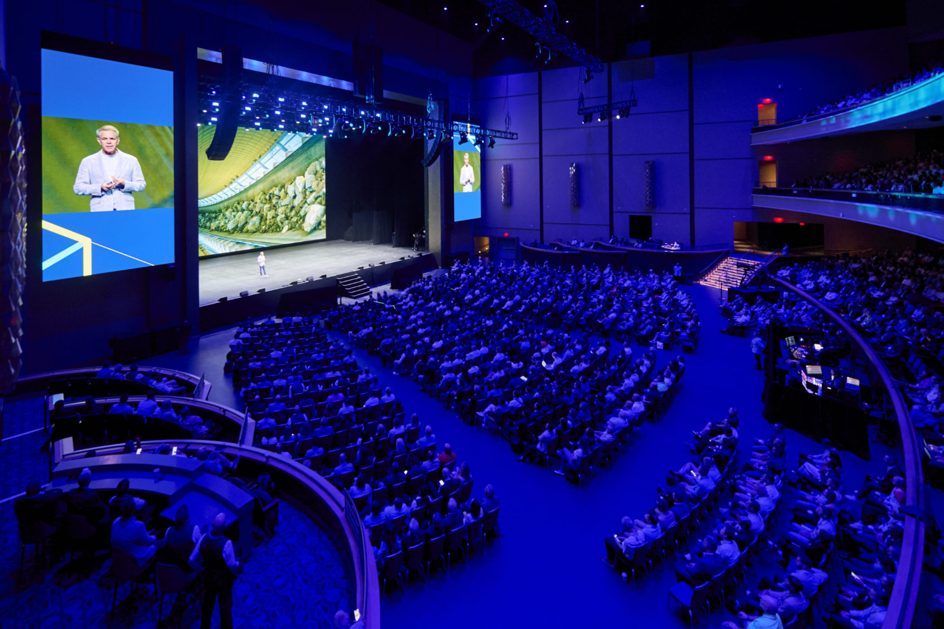Hexagon LIVE global audience during an enterprise presentation
